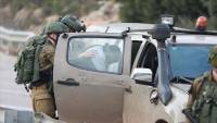 “Israeli” army arrests 2 Palestinians on Gaza border