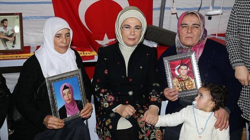 Turkish first lady applauds sit-in mothers