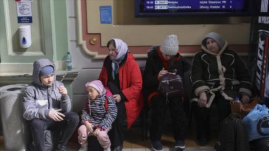 Ukrainian refugees continue to throng Polish border town’s train station