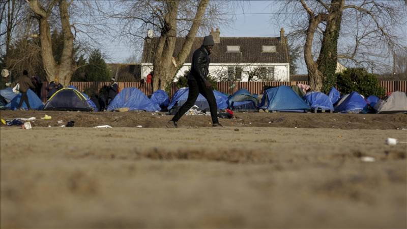 Police in French city of Calais clash with migrants