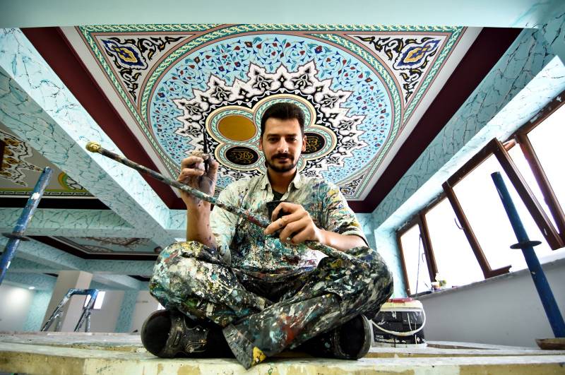 Artist decorates mosques with Seljuk, Ottoman motifs