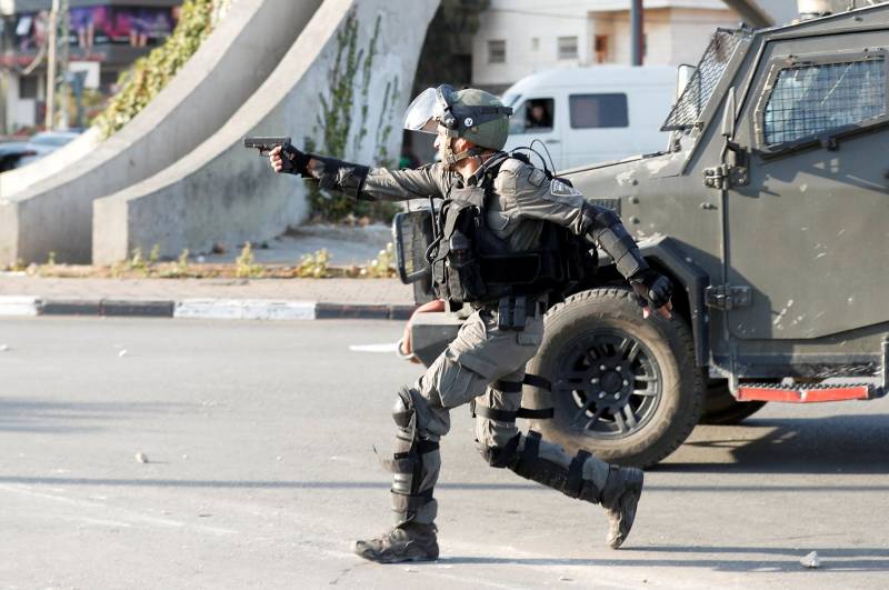 “Israeli” forces watch, join as settlers attack Palestinians: Report