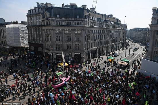 Environmentalist group continues protest in London