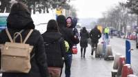 Thousands queue at Ukraine’s border with Romania for evacuation