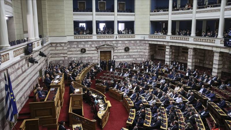 Greek teachers&#039; unions protest new education law