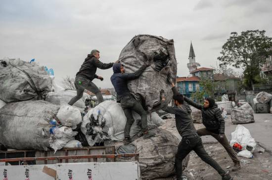 Migrants&#039; efforts offer essential help in recycling Istanbul&#039;s waste