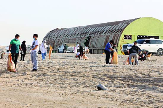 Kuwait volunteers carry out beach cleanup drive to mark global event