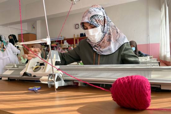 Turkish moms knit winter clothes for children in Syria, Afghanistan