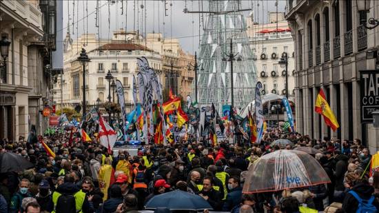 Thousands of police officers protest proposed changes to so-called &#039;gag law&#039; in Madrid