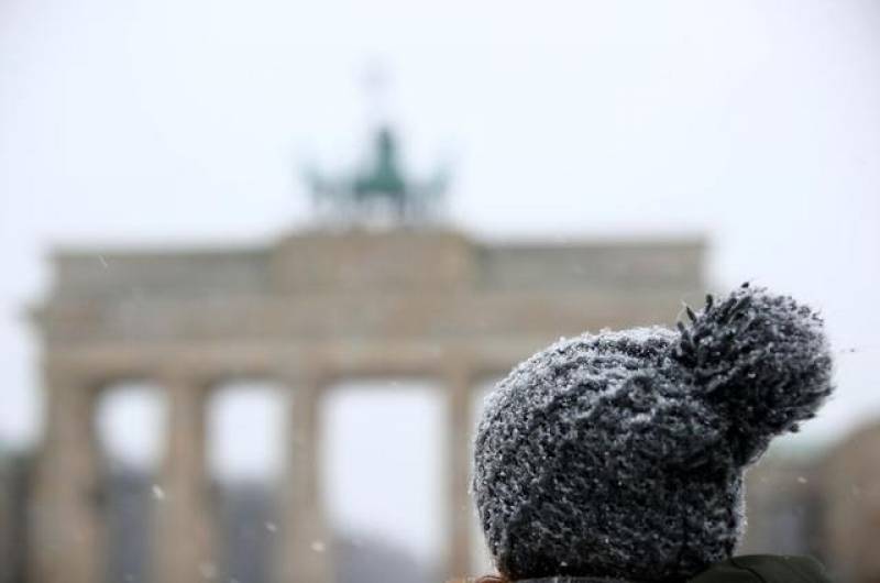 Snow dump puts northern Germany in deep freeze