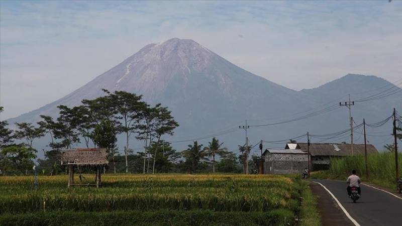Indonesia raises alert level over Semeru volcano eruption fears