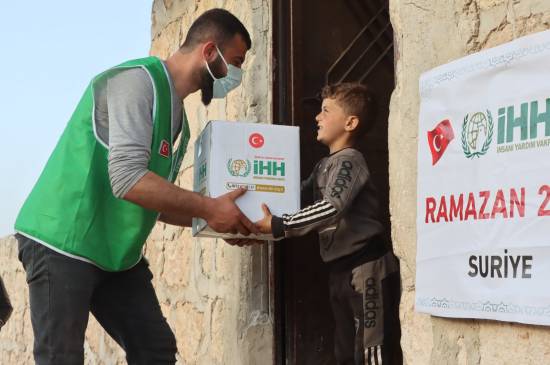 Turkish NGO sends Ramadan packages to over 8,000 Syrians in Afrin