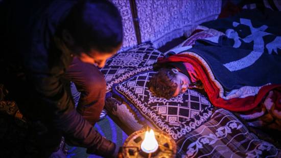 Syrian fathers keep night watch so children don&#039;t freeze to death