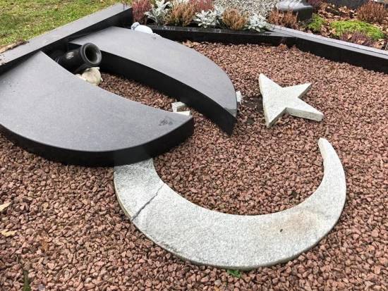 German minister condemns anti-Muslim attack on gravestones