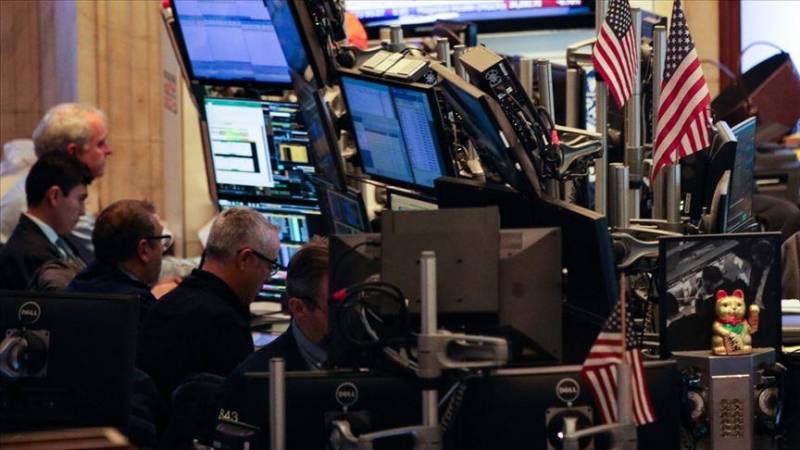 US stocks close higher with new records, 2 indexes post weekly gains