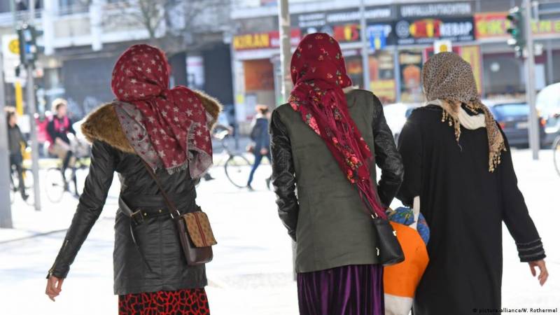 Headscarved woman assaulted in Berlin, others racially abused