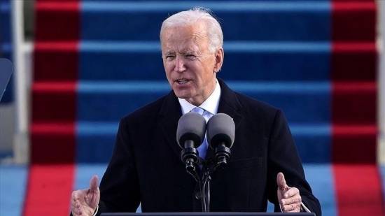 Biden says vaccine requirements bringing COVID cases down, economy up