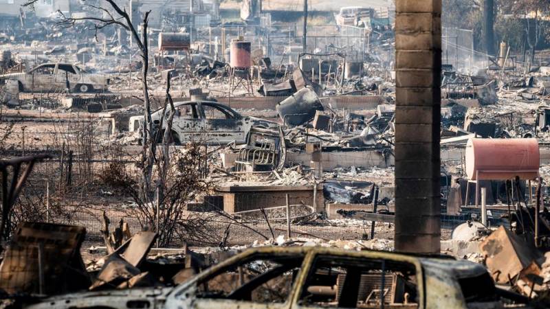 California blaze destroys 100 homes as thousands flee