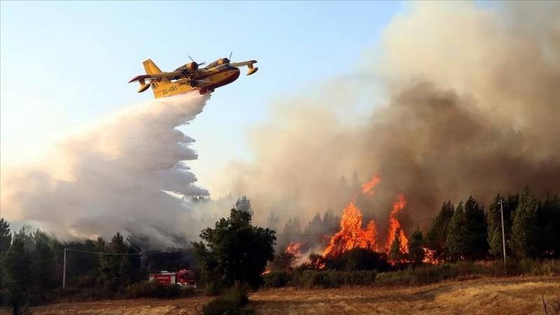 Thousands evacuated as wildfire injures 3 firefighters in Spain