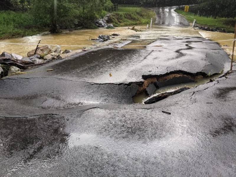 Australia: Huge sinkhole opens up in Aussie street after massive deluge