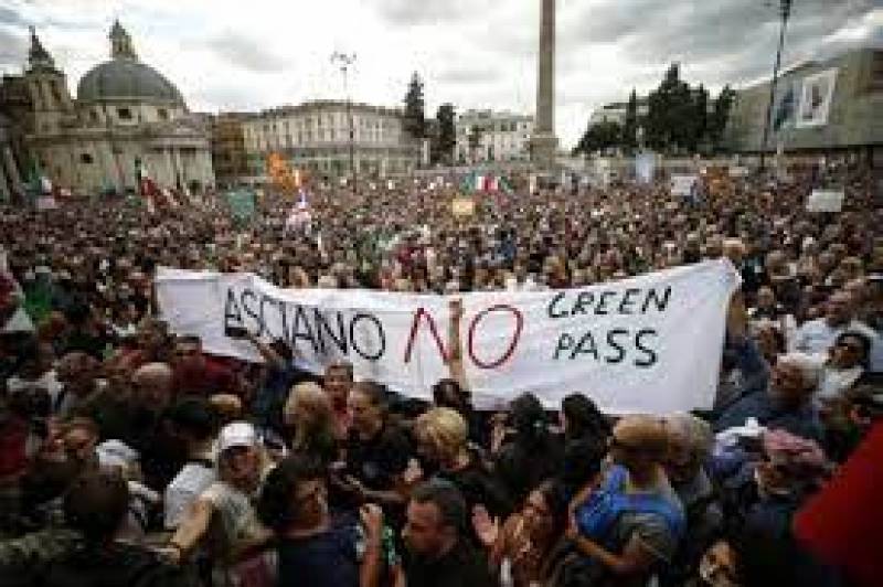 Thousands protest in Rome against Covid health pass