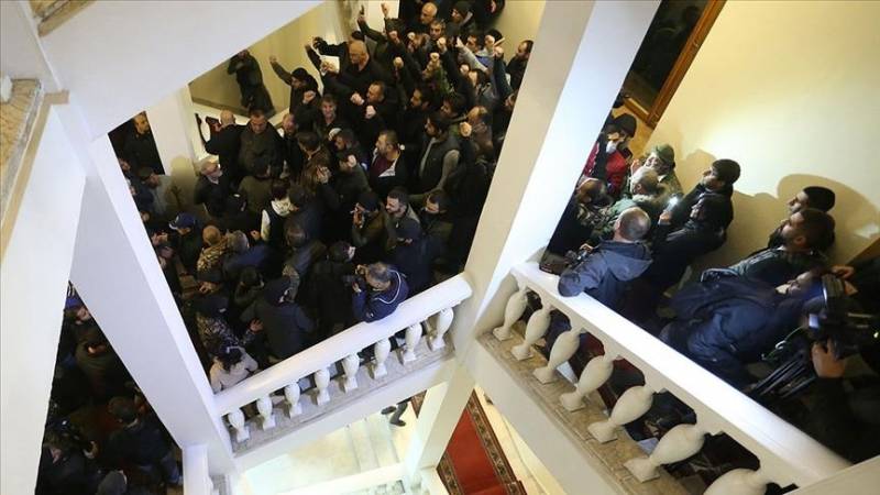 Armenian protesters try to storm government building