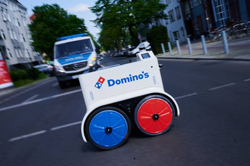 Pizza delivery robot whizzes around Berlin fulfilling orders