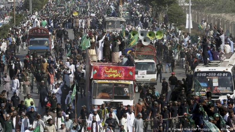 Pakistan: Thousands urge cutting ties with France over defense of prophet cartoons