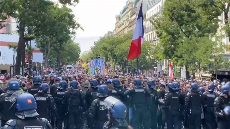 Anti-health measures protests intensify in France