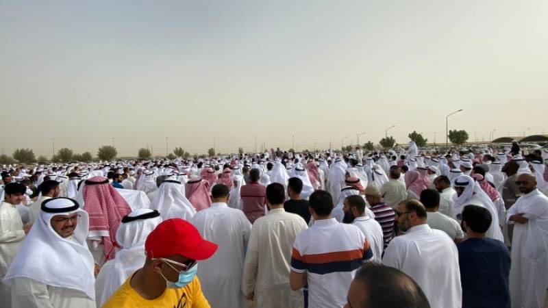 Crowds of Kuwaitis mass for the funeral of Sheikh Ahmed Al-Qattan