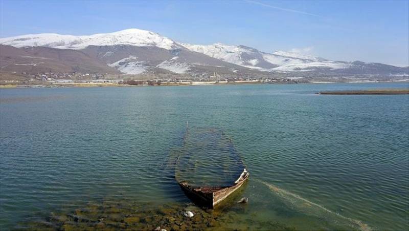 Sunken ship comes to light in massive Turkish lake