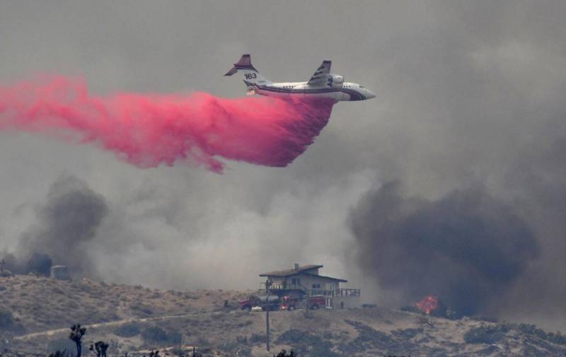 Desert homes threatened by enormous California wildfire