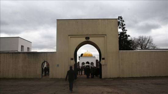 France revokes religious status of Muslim association