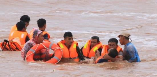 Floods kill 17 people in central Vietnam, next storm due soon