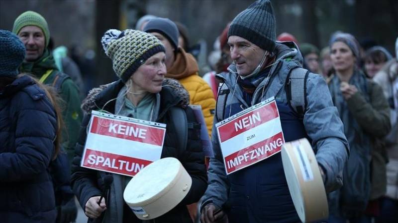 Thousands protest against coronavirus lockdown in Vienna