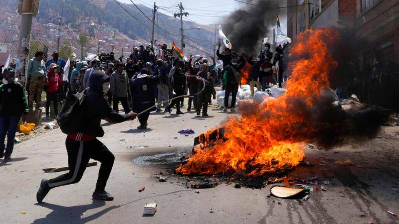 Rival Bolivia coca growers protest in La Paz, disputed market burned