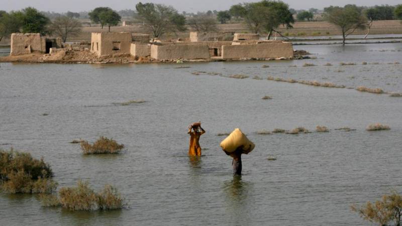 Pakistan&#039;s Manchar Lake breached to drain water threatening nearby towns