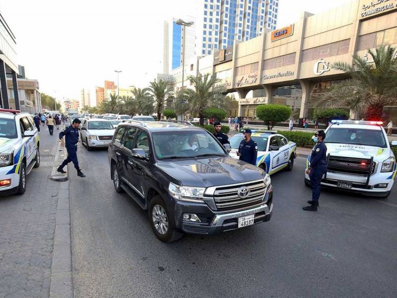 Kuwait: Woman motorist held for knocking down two policewomen