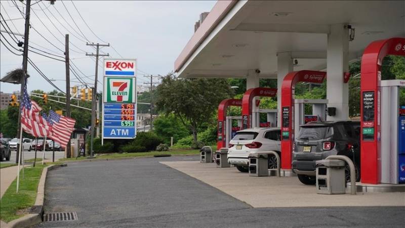 US gasoline prices continue to climb above $5 per gallon