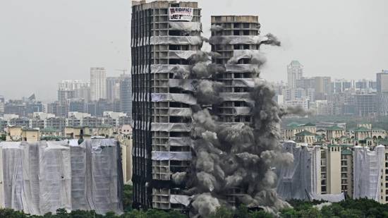 India conducts &#039;biggest demolition&#039; on illegal 100-metre twin towers