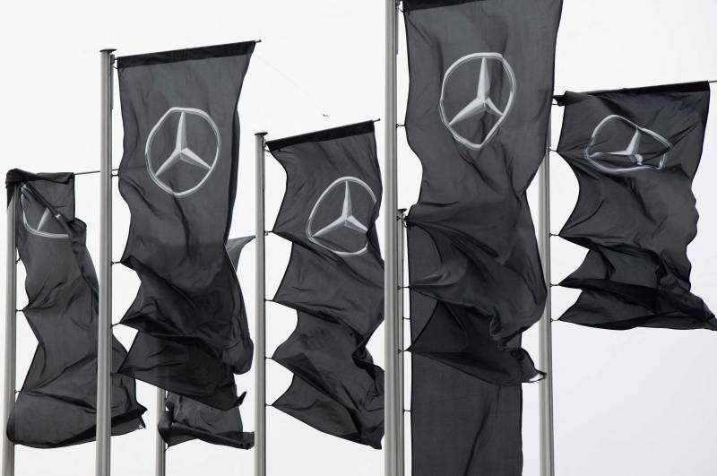 Mercedes recalling about 1 million older cars over faulty brake fears