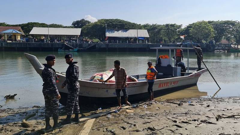 Indonesia rejects boat with over 100 Rohingya refugees