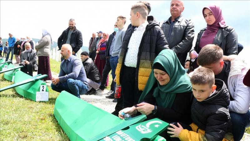 Bosnia buries 5 more war victims