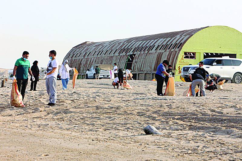 Kuwait volunteers carry out beach cleanup drive to mark global event