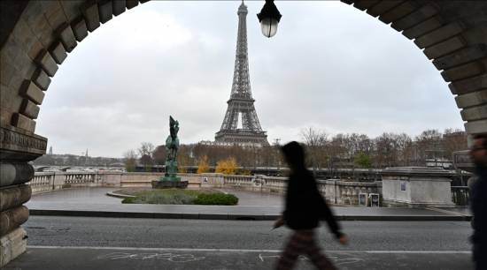 French students line up for food aid as economy worsens