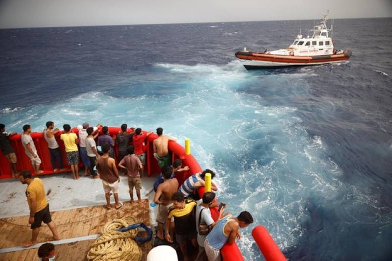 Eight migrants die, 15 missing after boat sinks off Tunisia