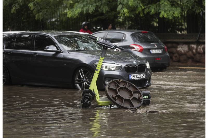 Downpour in Turkey’s capital leads to flash floods, leaves 1 dead