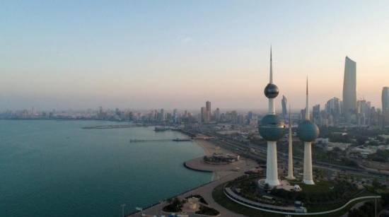 Kuwait closes land and sea border crossings