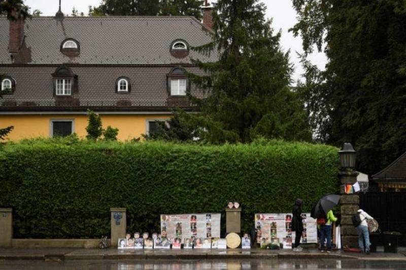 Thai activists protest in front of king&#039;s German villa