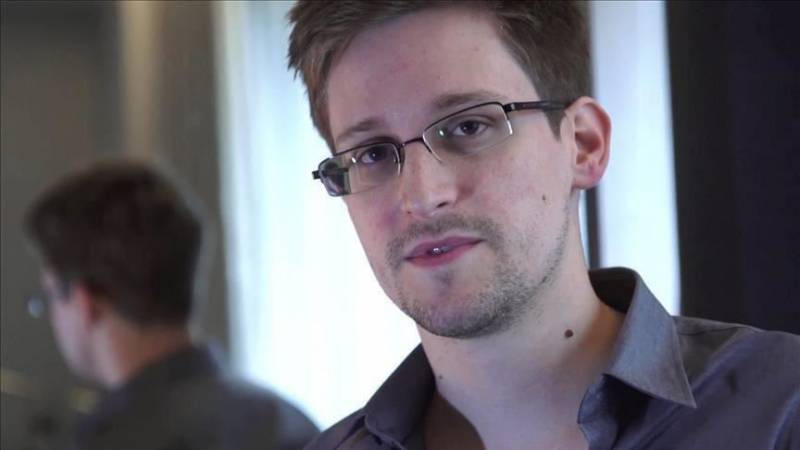 Whistleblower Snowden applies for Russian citizenship